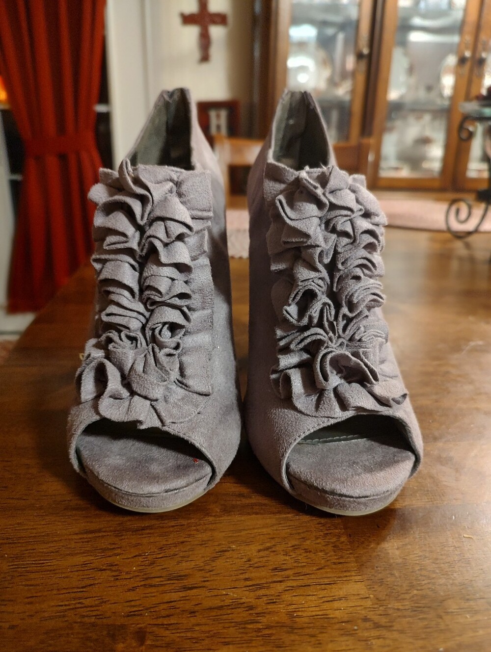 Ruffle Peep-Toe High Heels in Light Gray Suede - Picture 2 of 6